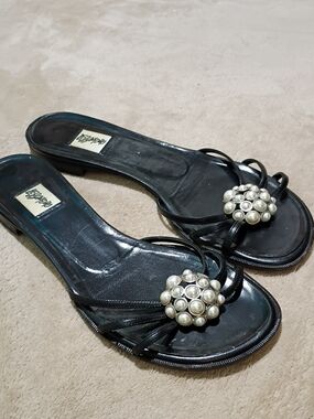 Leggiadro.Vero Cuoio Black Slide Mules with Pearl Cluster